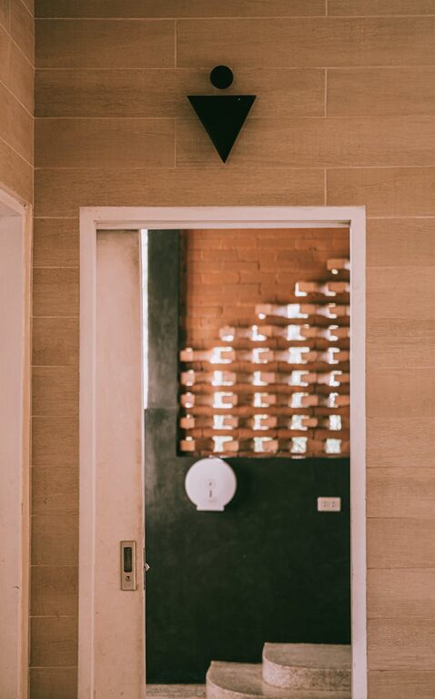 How to Create a Minimalist Bathroom Setup for a Clean, Calm Space